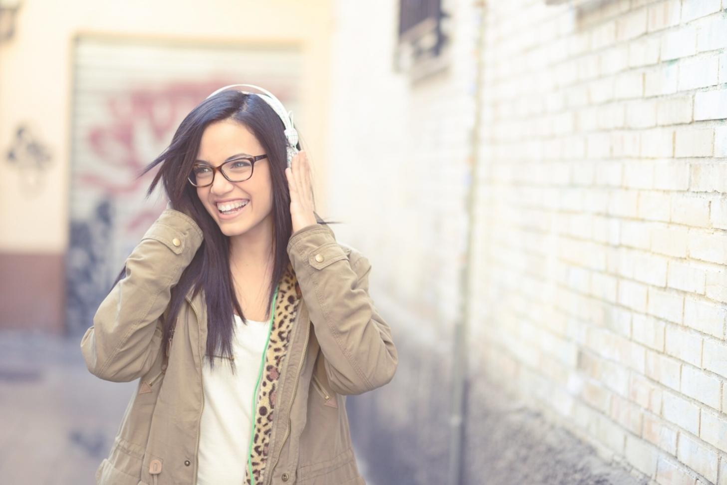 Moderner Workspace mit Laptop und Notizen für Finanzbildung