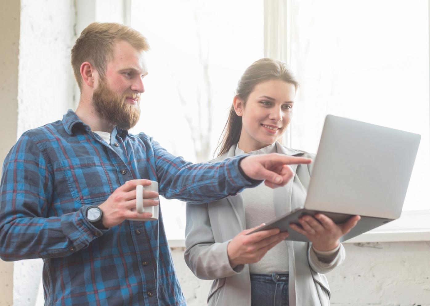 Teilnehmer beim gemeinsamen Arbeiten an Finanzszenarien