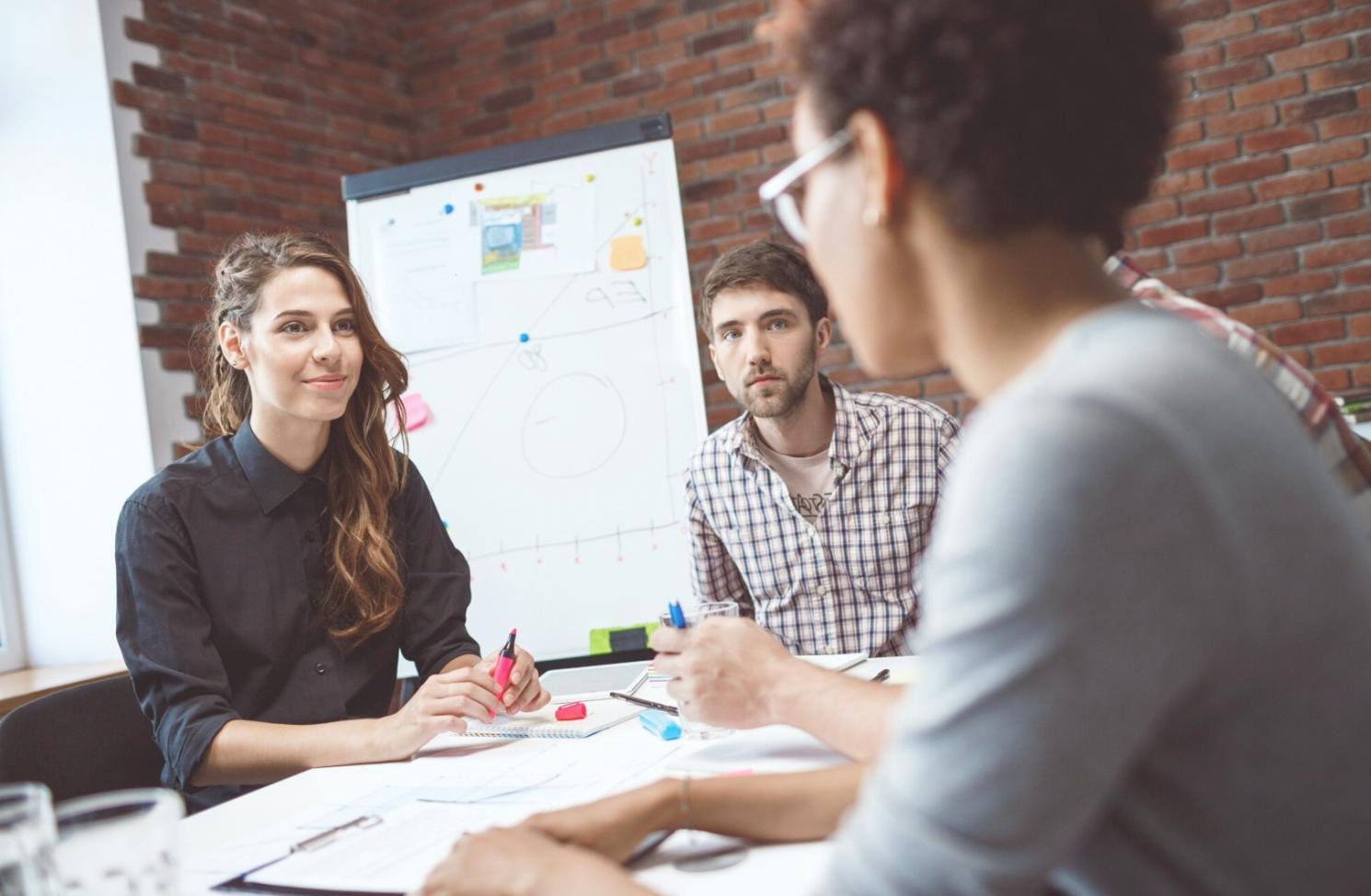 Gruppendiskussion während eines Finanz-Workshops in Berlin