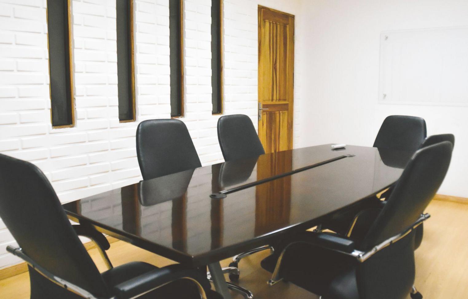 Finanzplanung und Analyse mit Dokumenten auf einem Schreibtisch