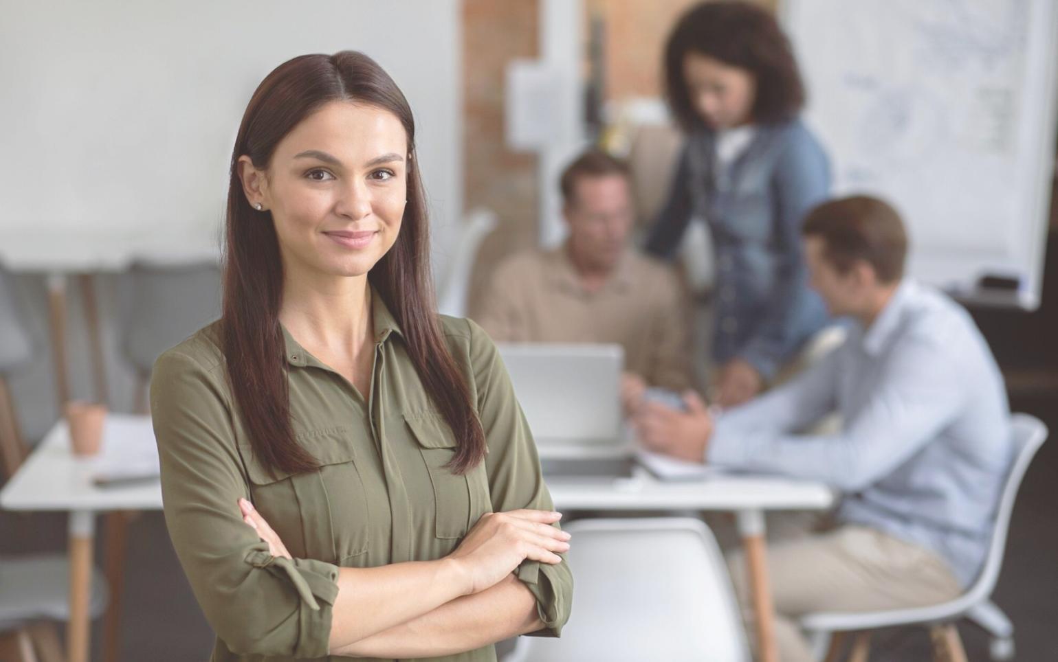Teilnehmer beim gemeinsamen Lernen in modernem Seminarraum