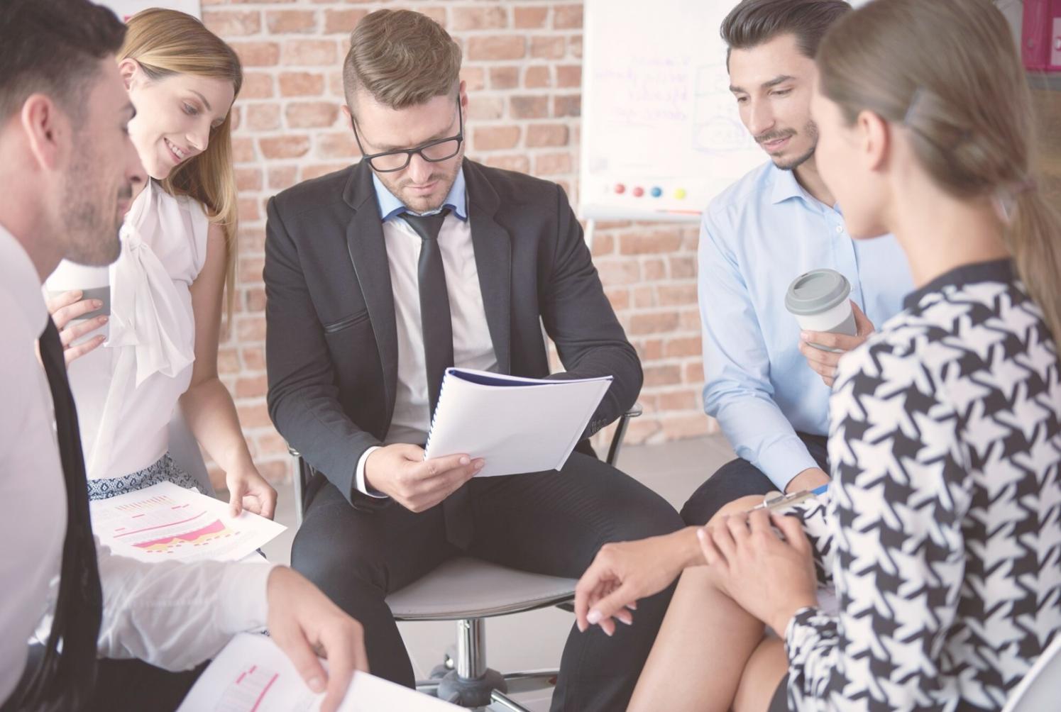 Teilnehmer bei einer interaktiven Finanzplanungs-Session in Berlin